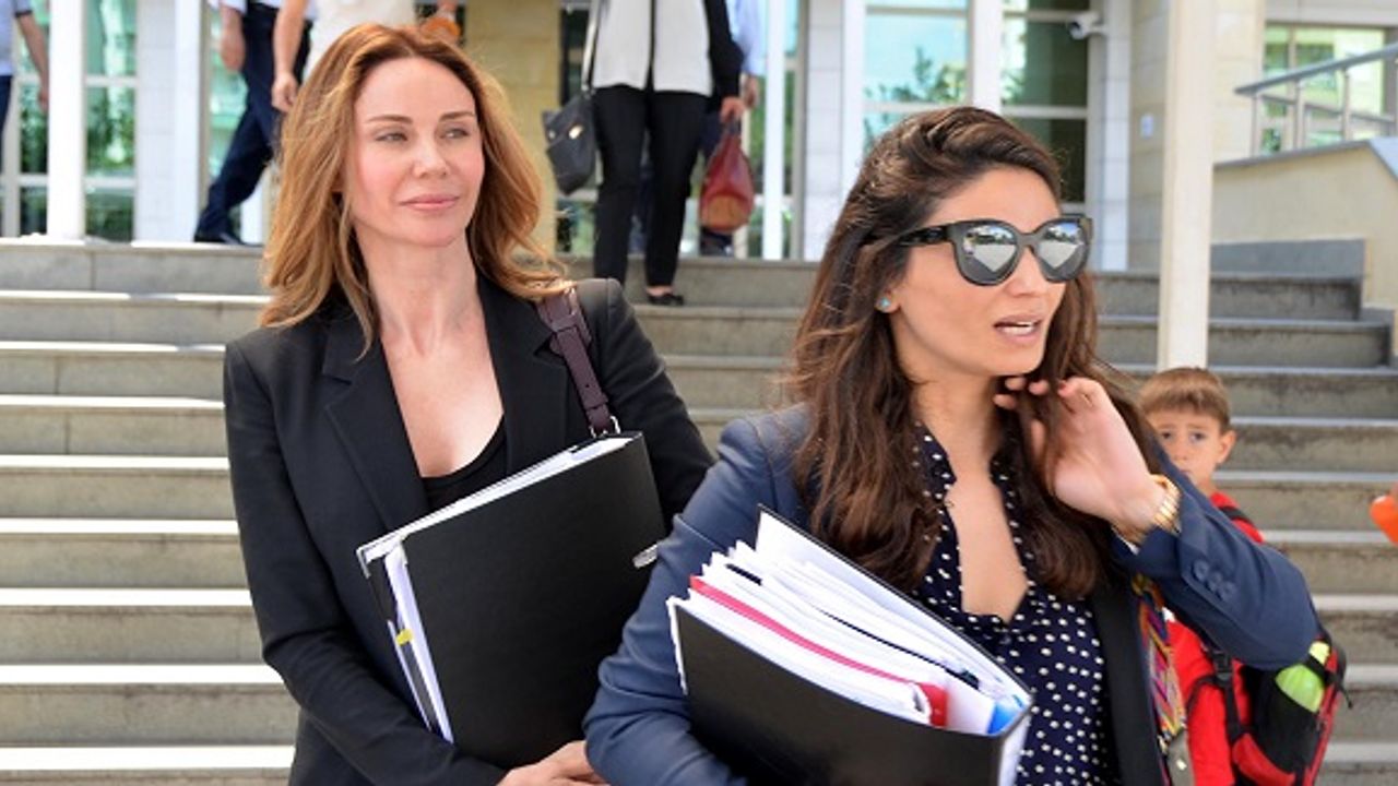 Demet Şener, adliyede fotoğrafını çeken avukatla tartıştı