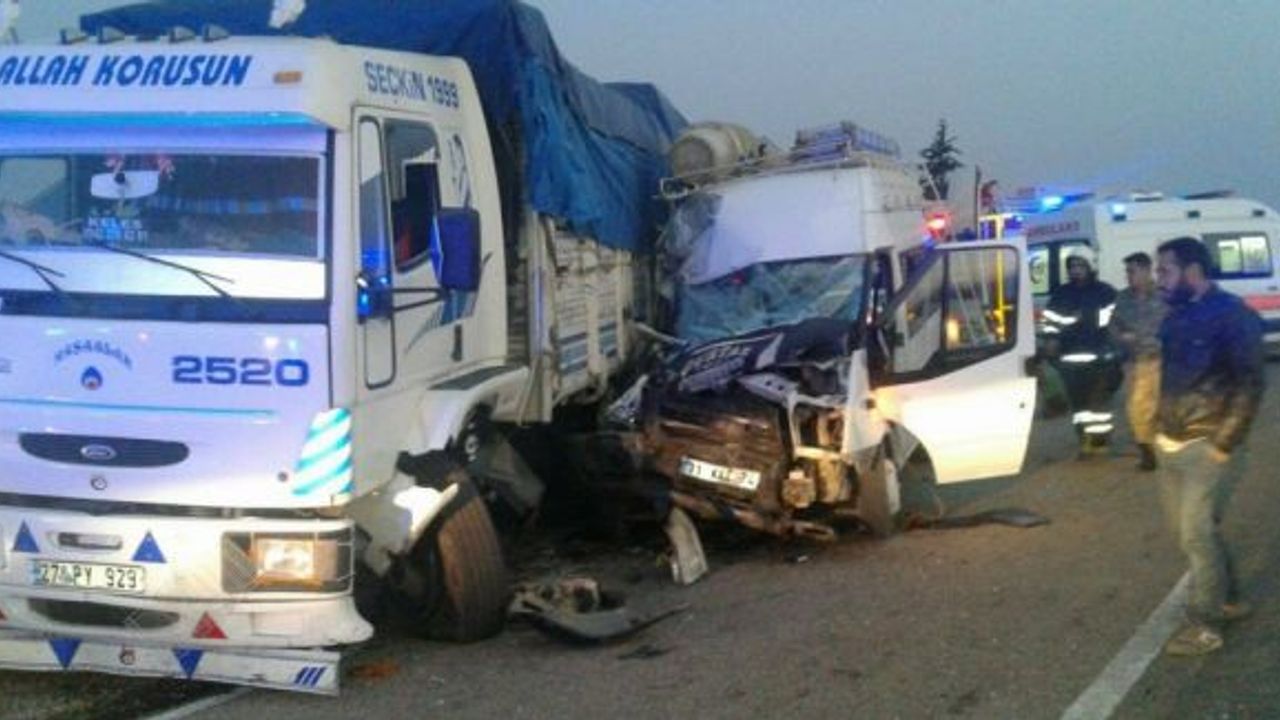 Hatay'da işçi minibüsü kamyonete çarptı: 1 ölü, 30 yaralı