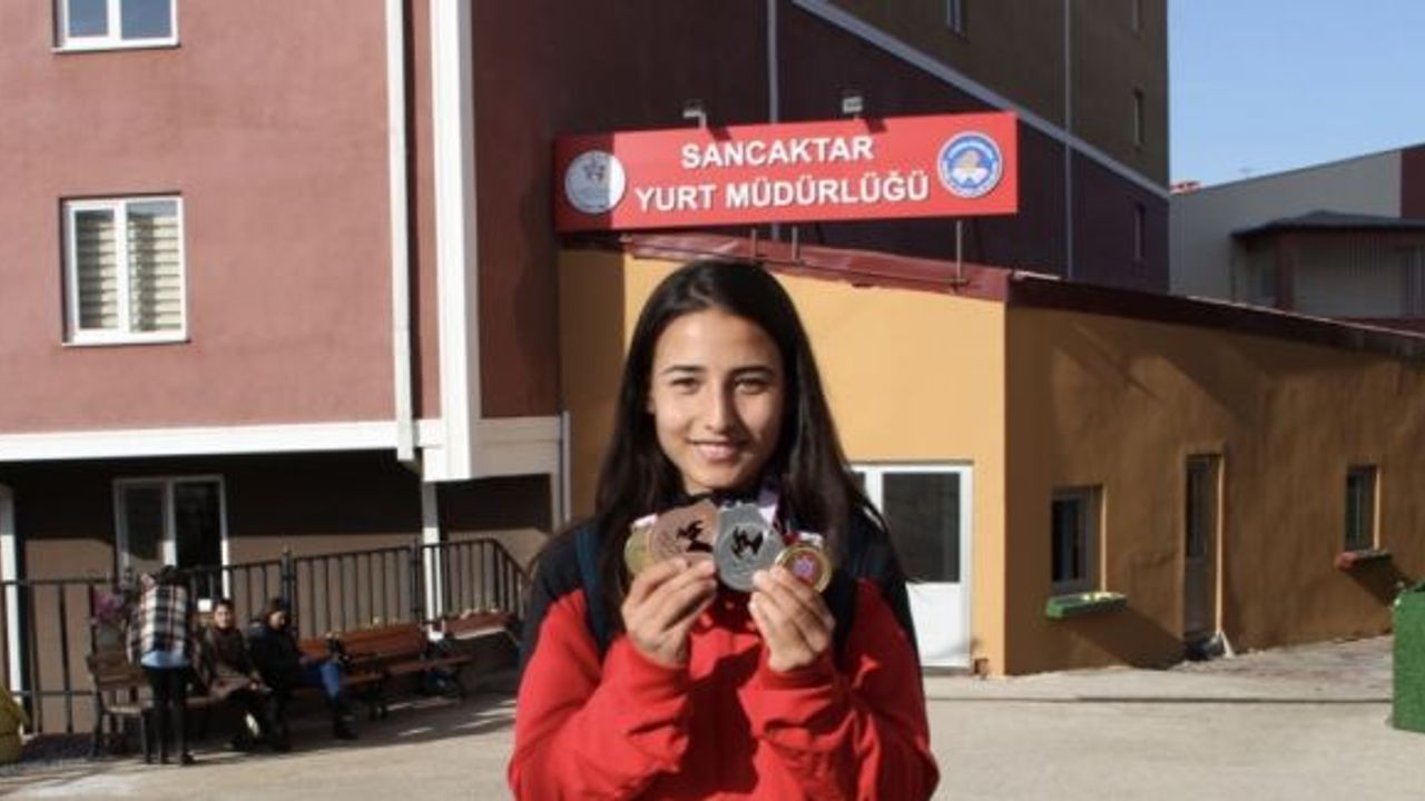 Görme engelli sporcuya yurt arkadaşları ışık oluyor