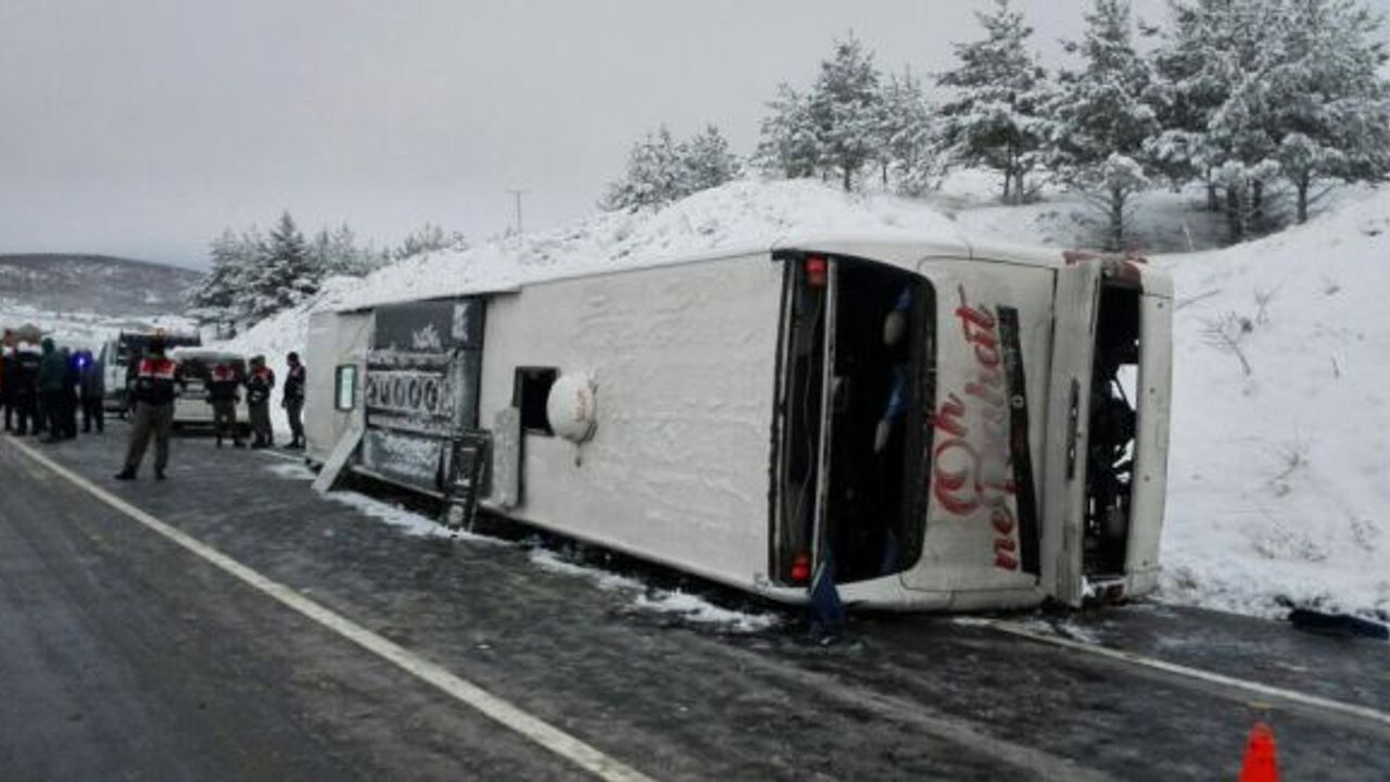 Yozgat'ta yolcu otobüsü devrildi: 1 ölü, 21 yaralı
