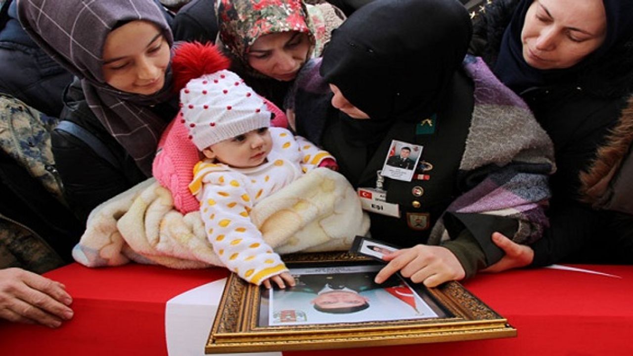 6 aylık şehit kızı babasını uğurladı... 'Bak kızım bu senin baban!'