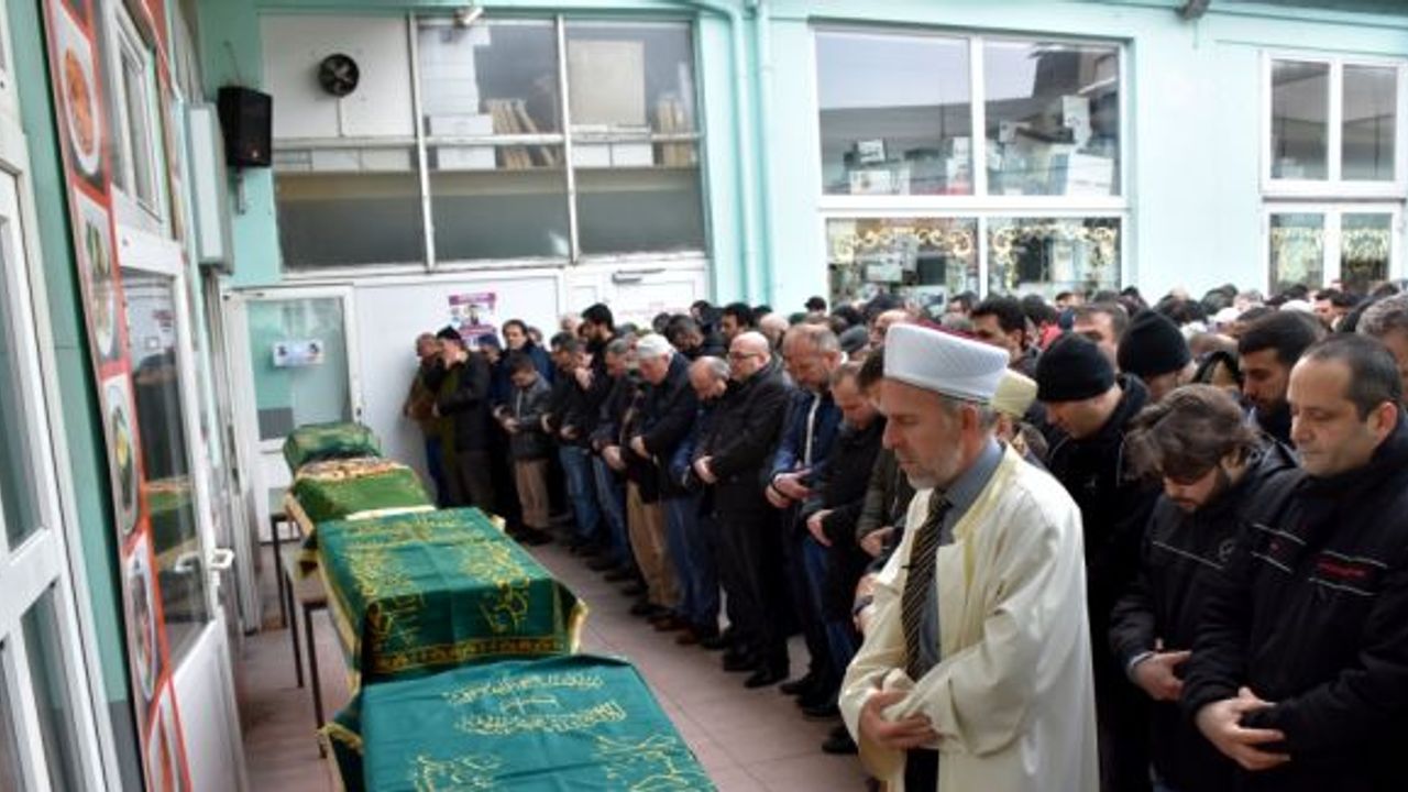 Almanya'da evinde ölü bulunan Türk ailenin cenazeleri Türkiye'ye gönderildi