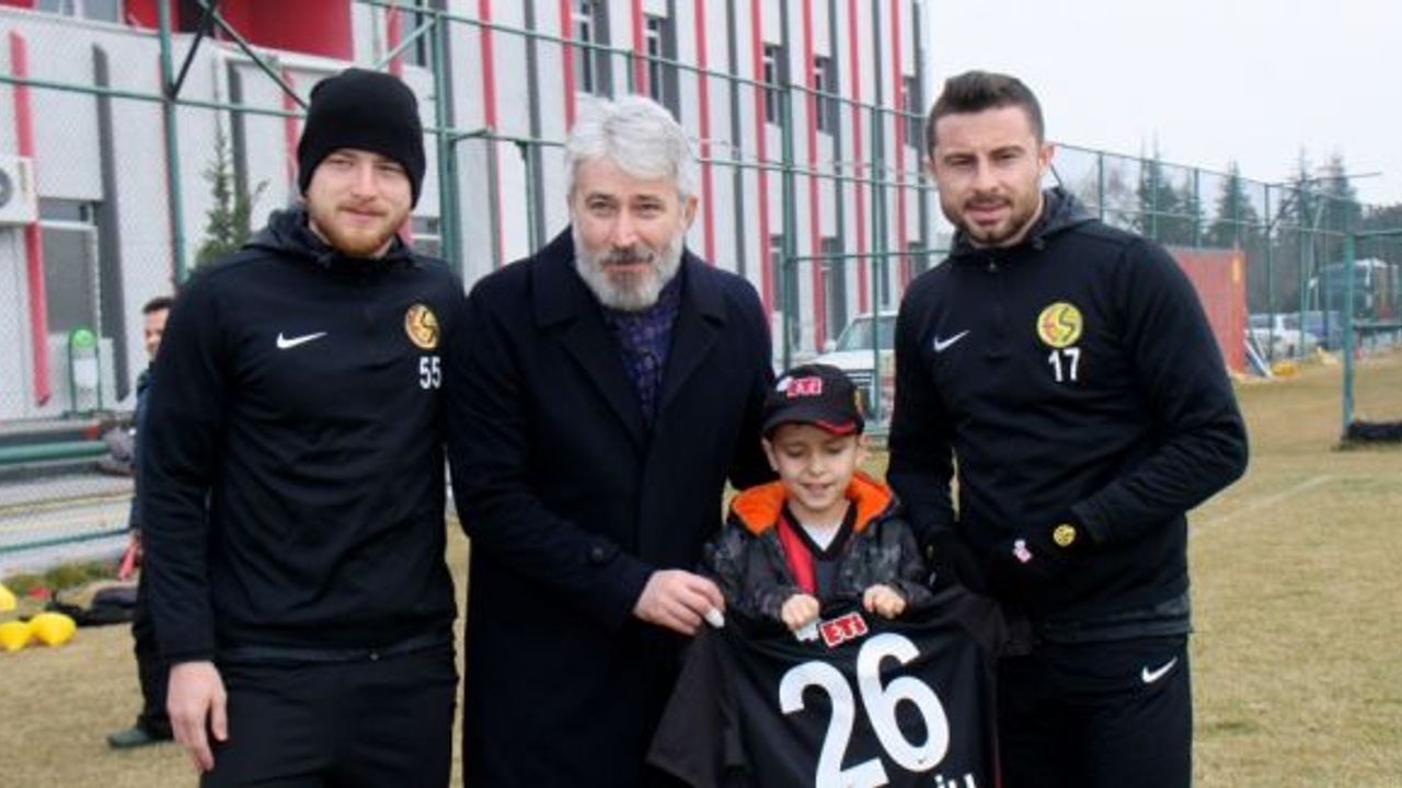Görme engelli taraftar, Eskişehirsporlu futbolcularla buluştu