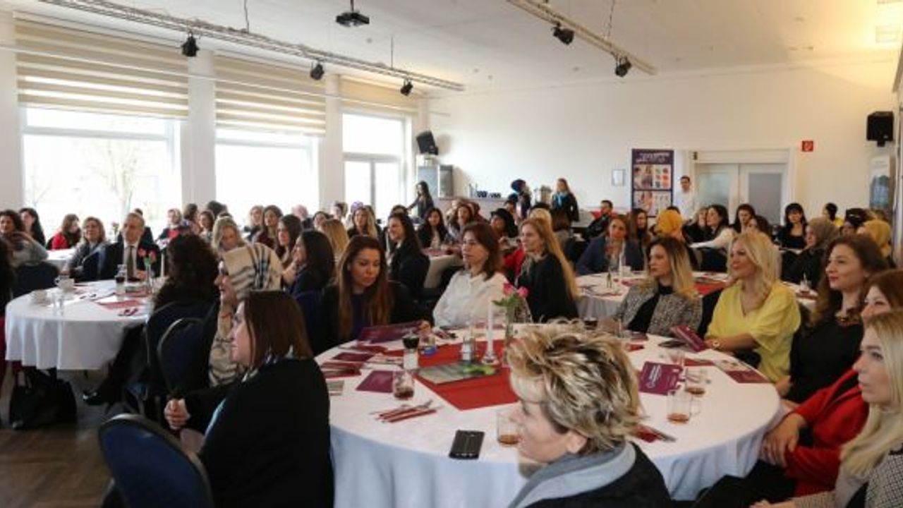 Almanya'da yaşayan Türk iş kadınları Köln'de bir araya geldi