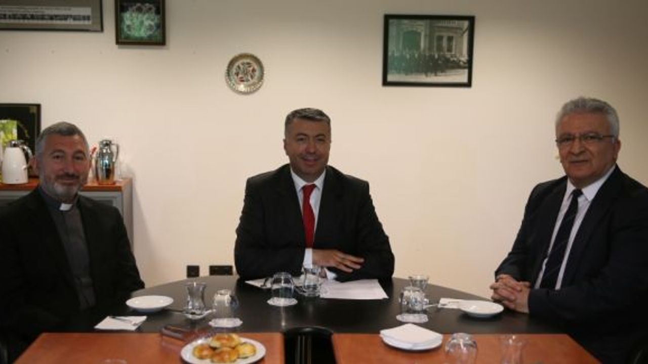 Berlin Başkonsolosu Çelik, Süryani Kilisesi temsilcilerini kabul etti