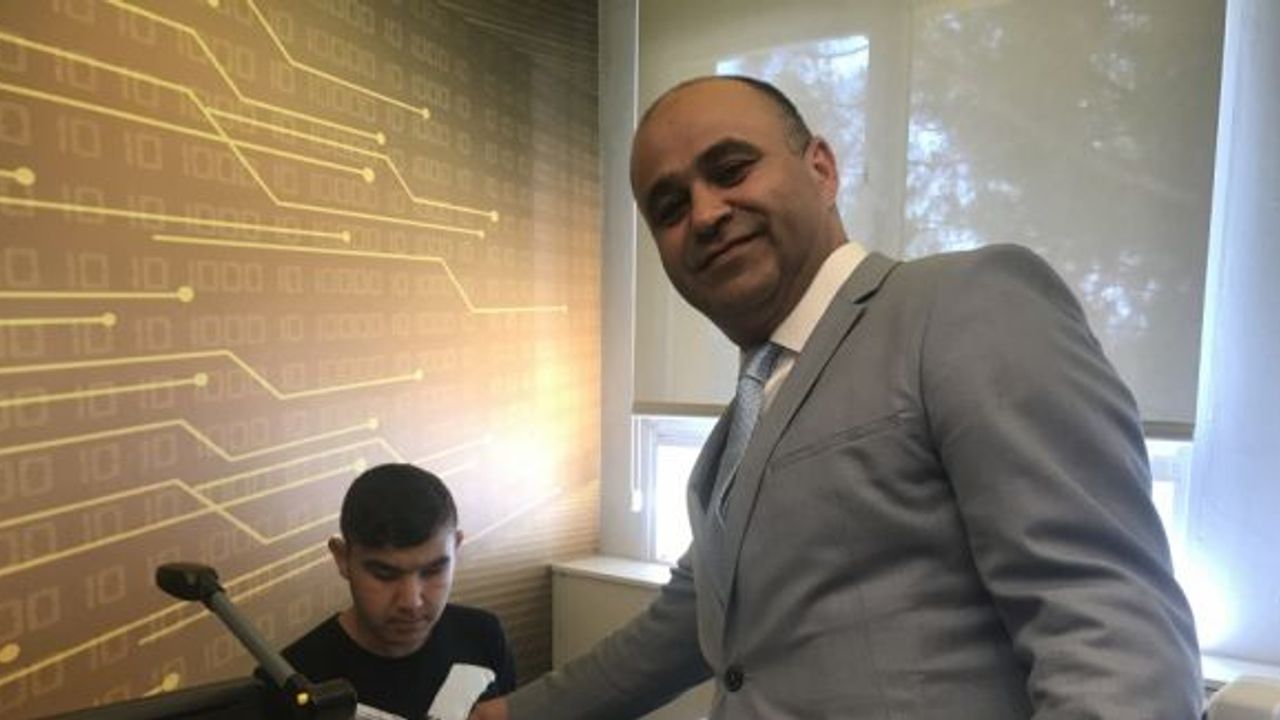 Görme engelli öğrencilere okuma yazma cihazı