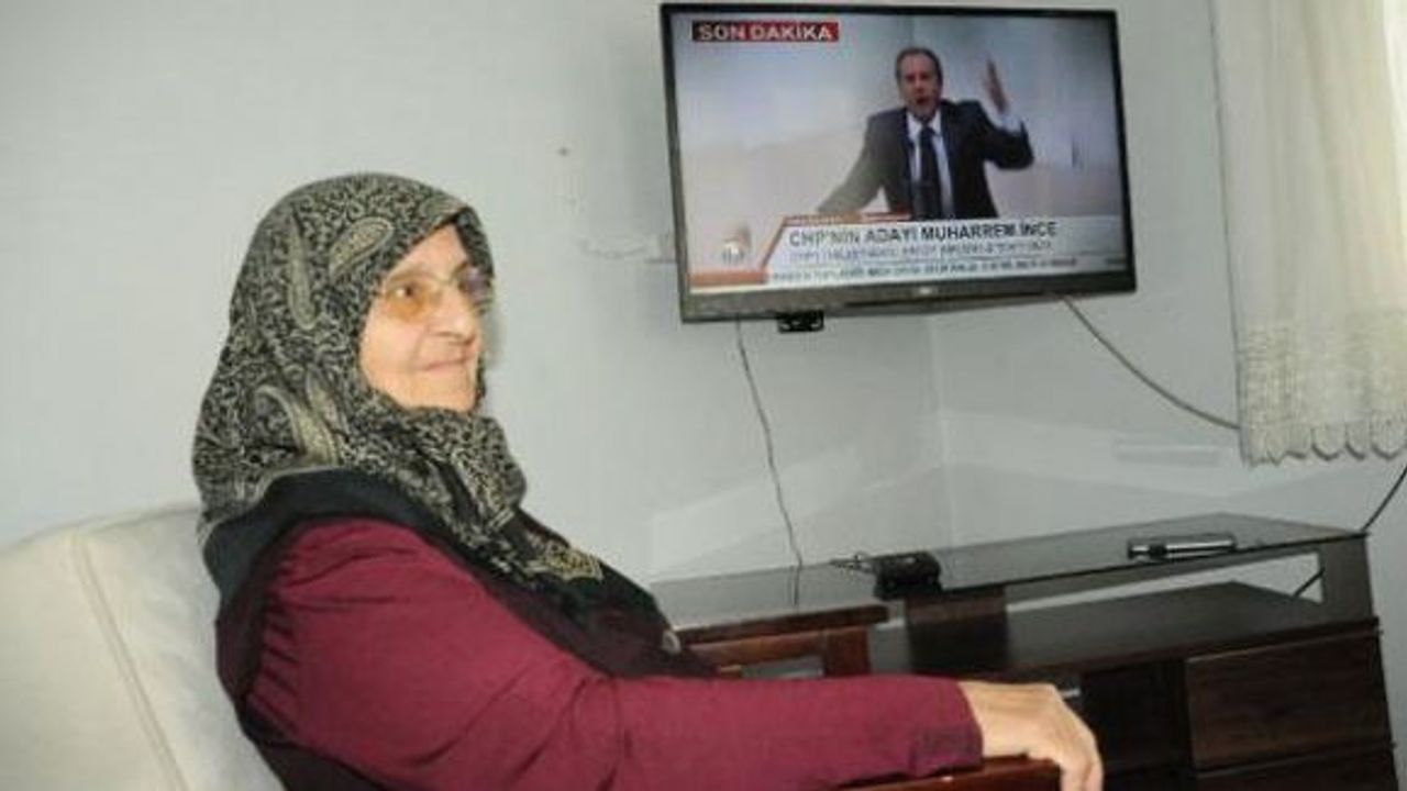 Muharrem İnce'nin annesi oğlunun adaylık konuşmasını böyle izledi