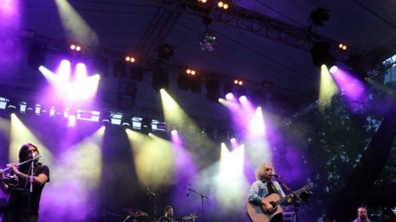 "Yeni Türkü" ve "Duman" Edirne'de konser verdi