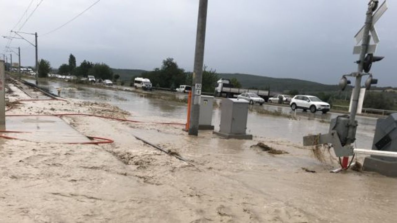 Sağanak nedeniyle İzmir-Bandırma tren seferlerine iptal