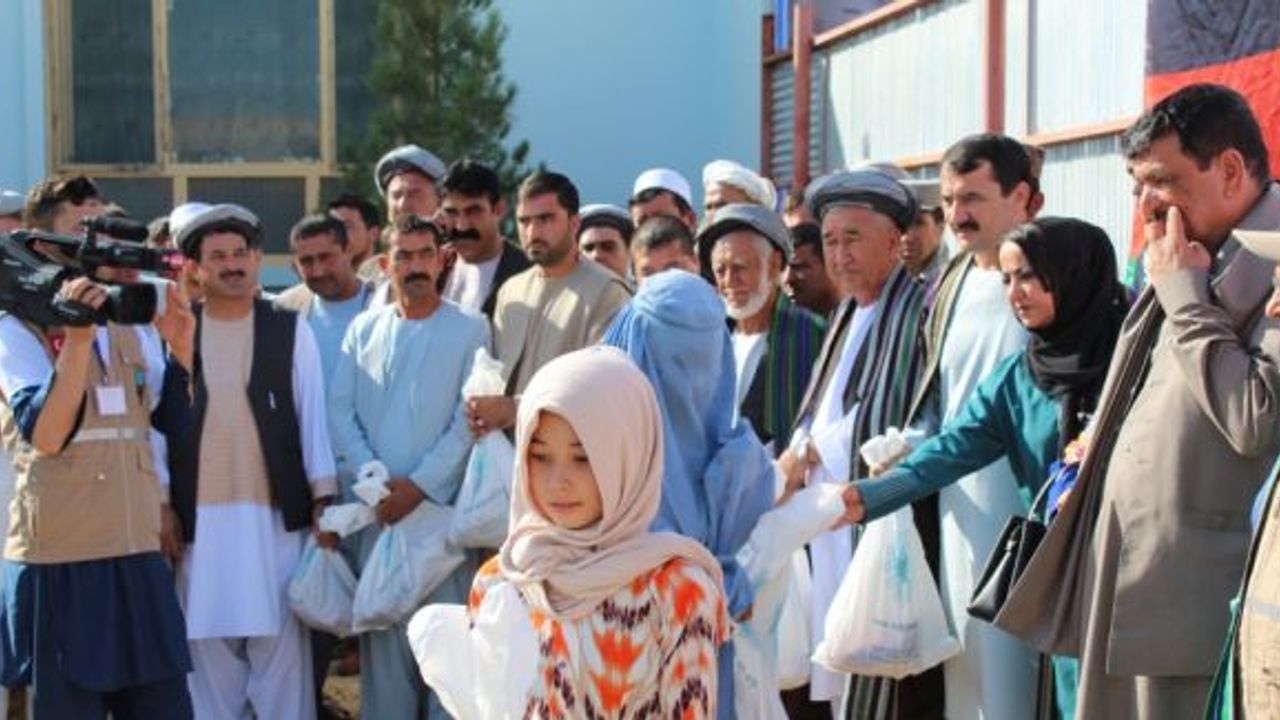 Aziz Mahmud Hüdayi Vakfı Afganistan'da kurban eti dağıttı