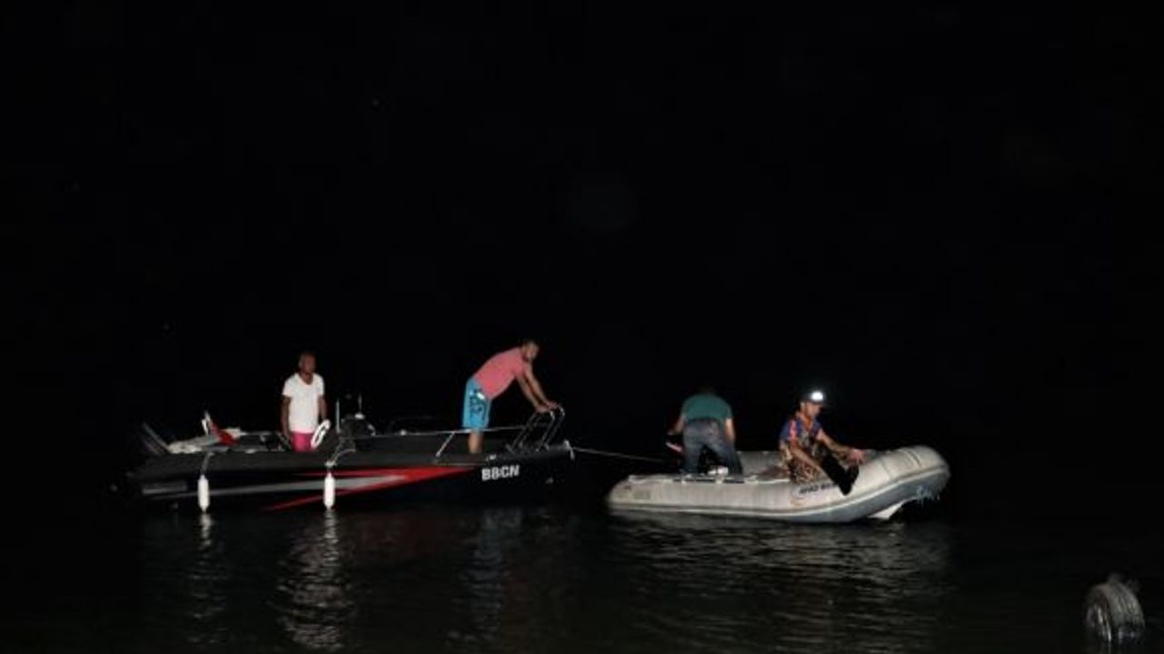 Burdur Gölü'nde mahsur kalan 2 kişi kurtarıldı