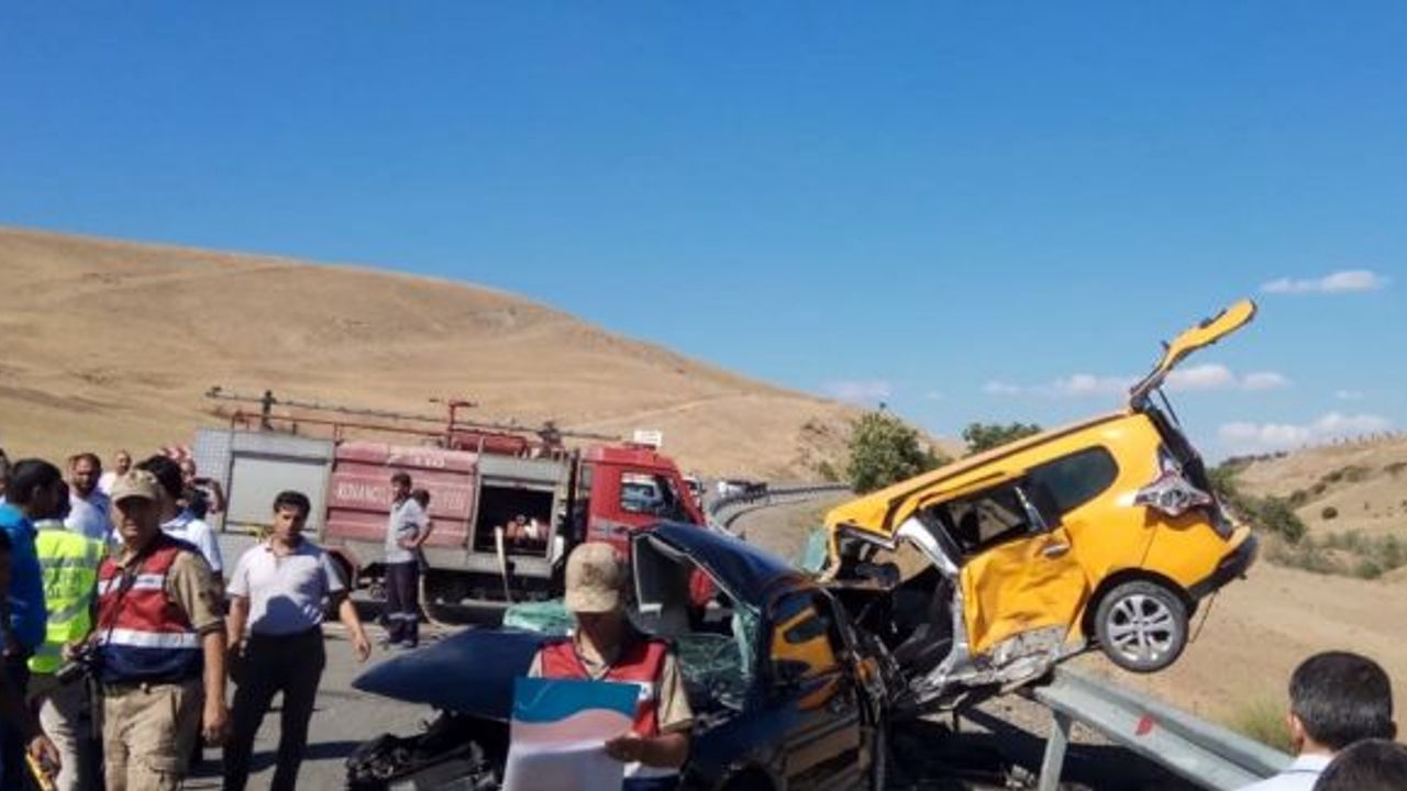 Elazığ'da taksiyle otomobil çarpıştı: 3 ölü, 1 yaralı