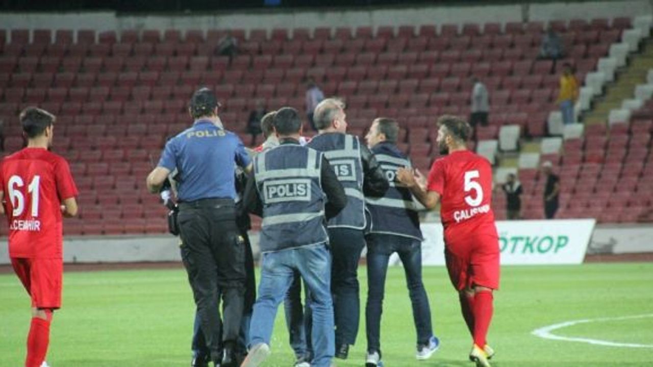 Balıkesirspor Baltok  Ümraniyespor maçı hakemine seyirci saldırdı