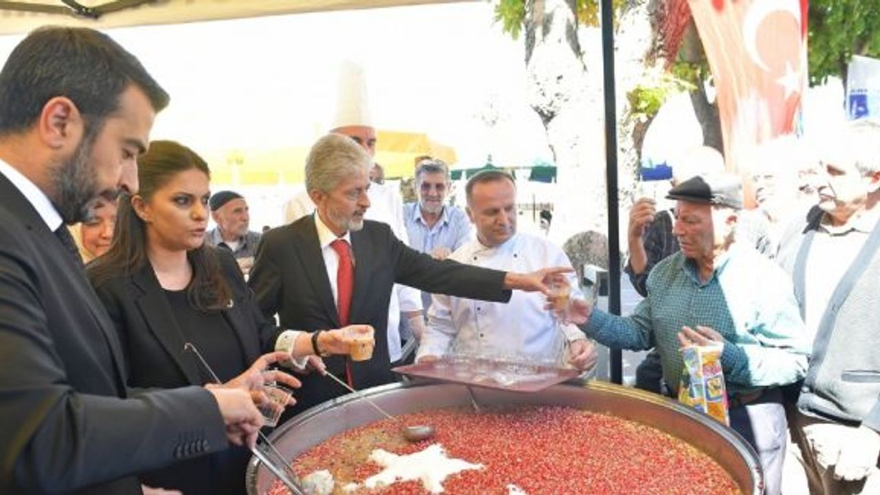 Başkan Tuna, AK Parti’li Sarıeroğlu ile vatandaşlara aşure ikram etti