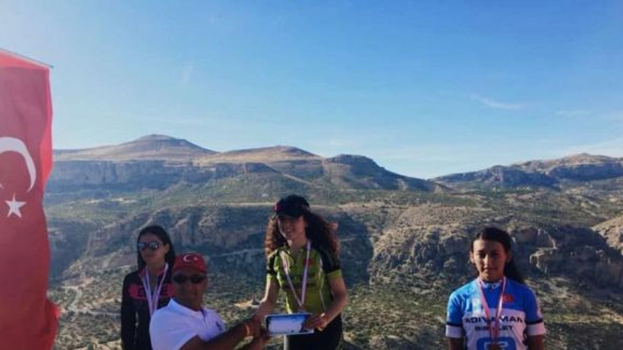 Bayanlar Dağ Bisikleti Yarışında birincilik kürsüsüne Zehra Kargın çıktı