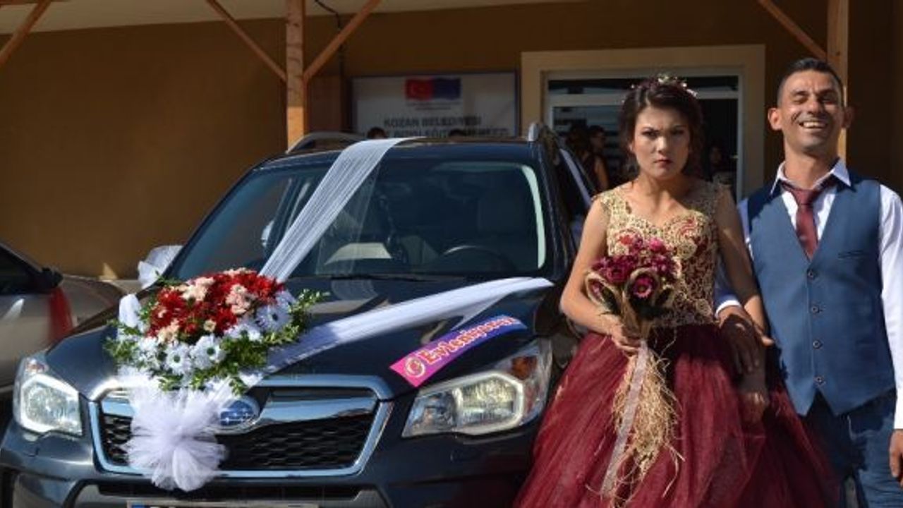 Belediye başkanının makam aracı engelli çiftin gelin arabası oldu