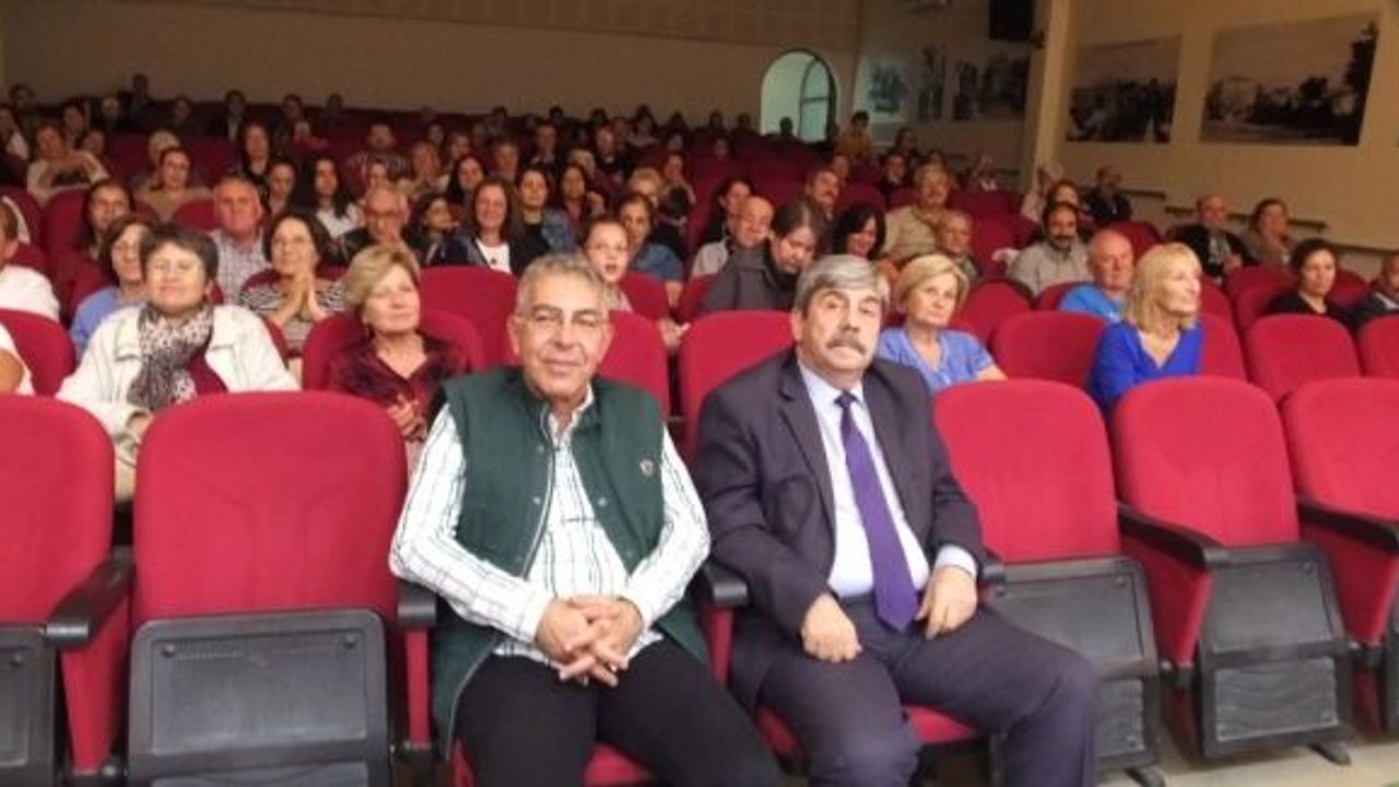 Burhaniye’de İzmirli amatörlerin müzikli oyunu ilgi gördü