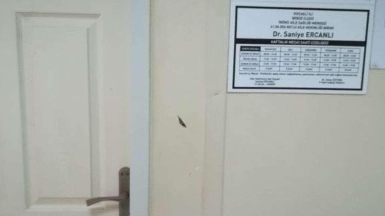 Elindeki keser ile doktora saldırdı, aile sağlık merkezindeki cihazları parçaladı