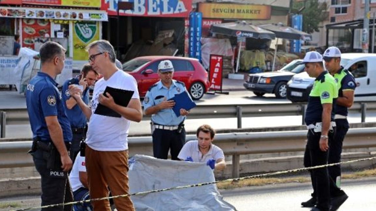 Karşıdan karşıya geçmek isterken minibüsün çarptığı yaya öldü