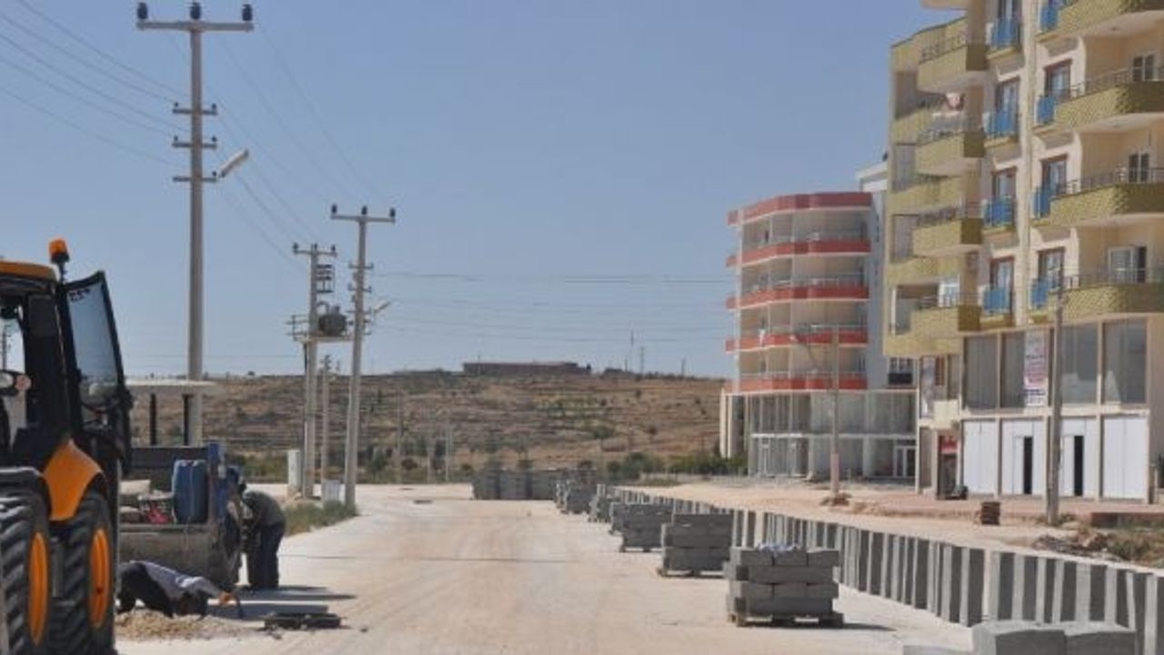 Midyat’ta tozlu ve taşlı yol için çalışma başladı