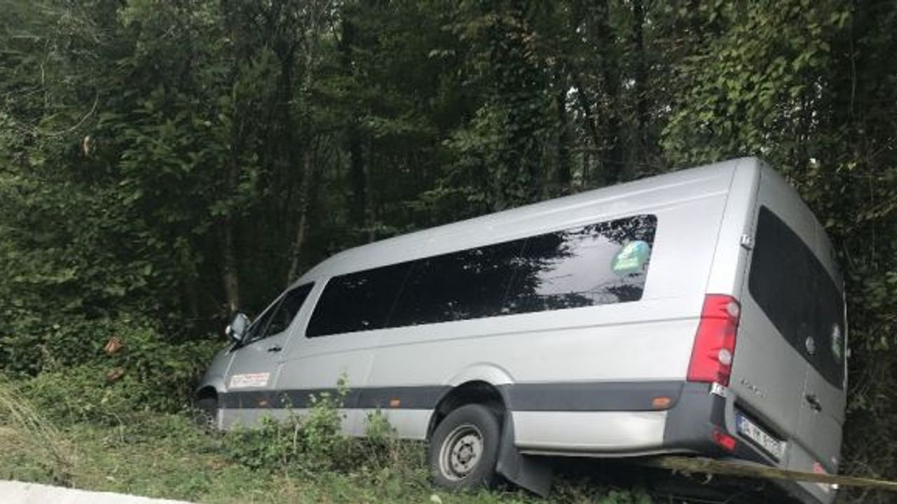 (Özel) Sarıyer’de kontrolden çıkan servis minibüsü, ağaçlık alana daldı