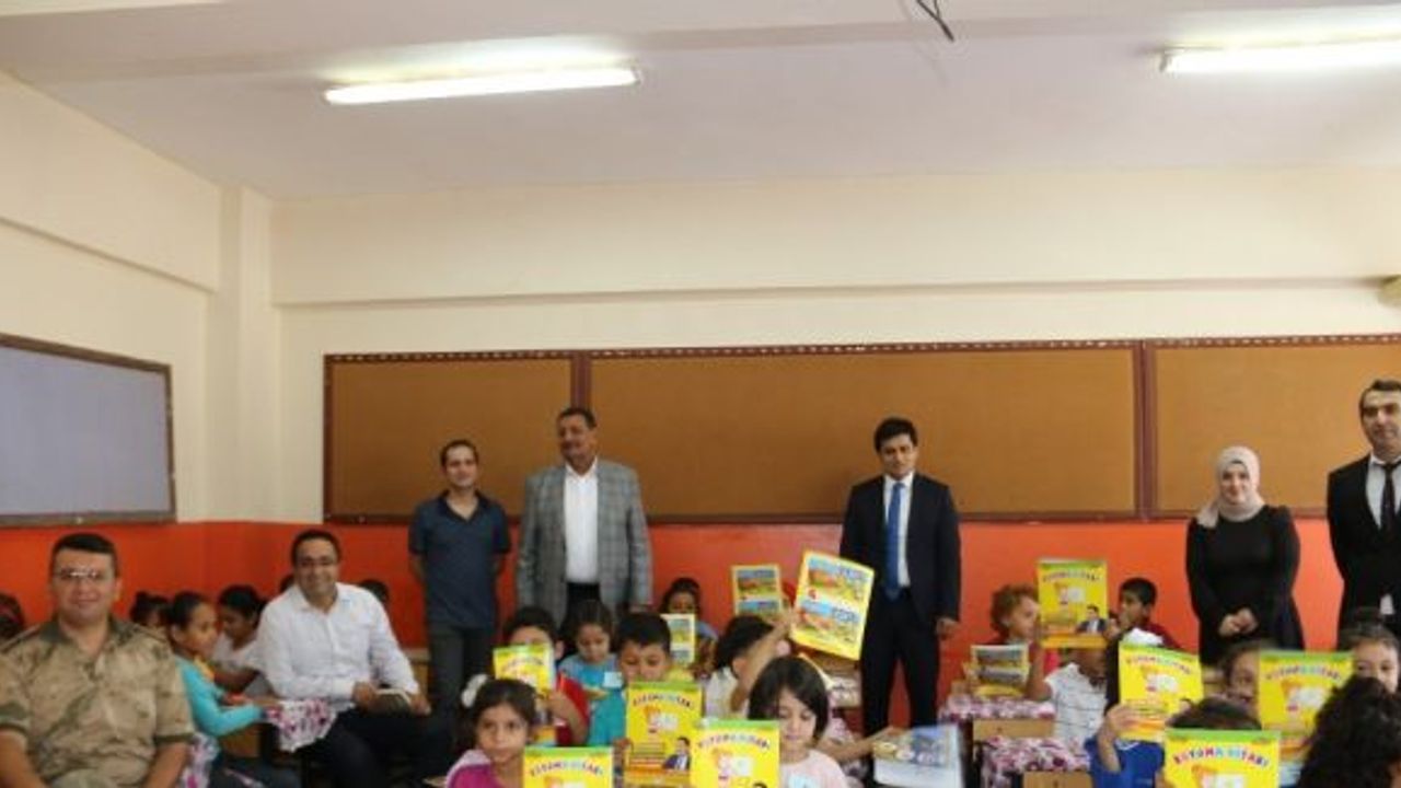 Özyavuz, eğitim ve öğretim yılının ilk gününde öğrencilere hediyeler dağıttı