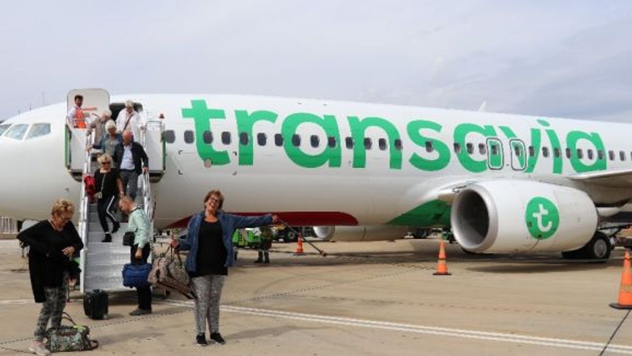 Pasaport kontrolünden çıkan Belçikalı turist aile, karşısında protokolü görünce şaşkına döndü