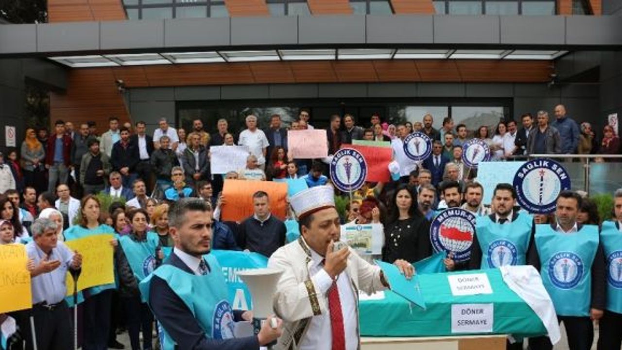 Sağlık-Sen’den temsili cenaze töreni eşliğinde basın açıklaması