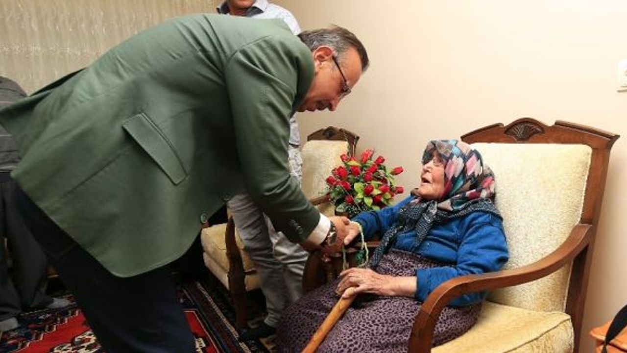 97 yaşındaki Emine Gürer Belediye Başkanı Seçen’e Atatürk şiiri okudu