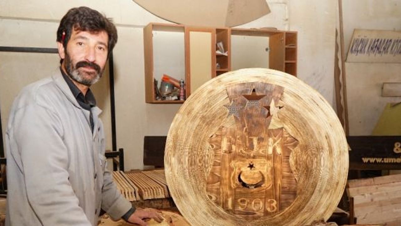 Ahşap fuarında Demet Akalın’a ahşaptan Beşiktaş arması hediye edilecek