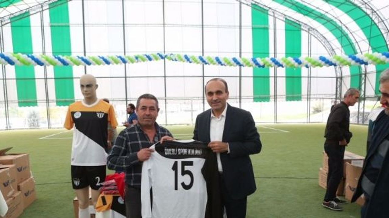 Arnavutköy’de amatör spor kulüplerine 10 bin parçalık malzeme desteği