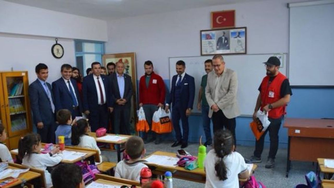 Başkan Yüzügüllü okul ziyaret etti, öğrencilere çanta hediye etti