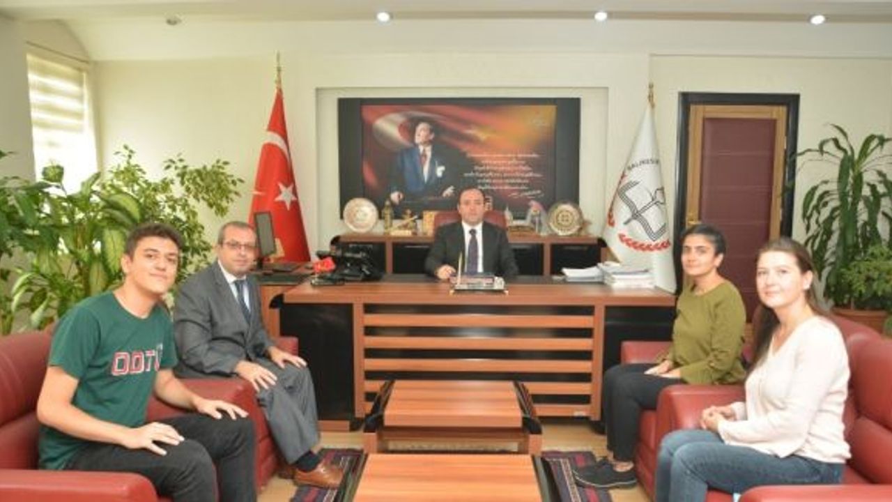 Bilsem öğrencileri Müdür Yıldız ile röportaj yaptı