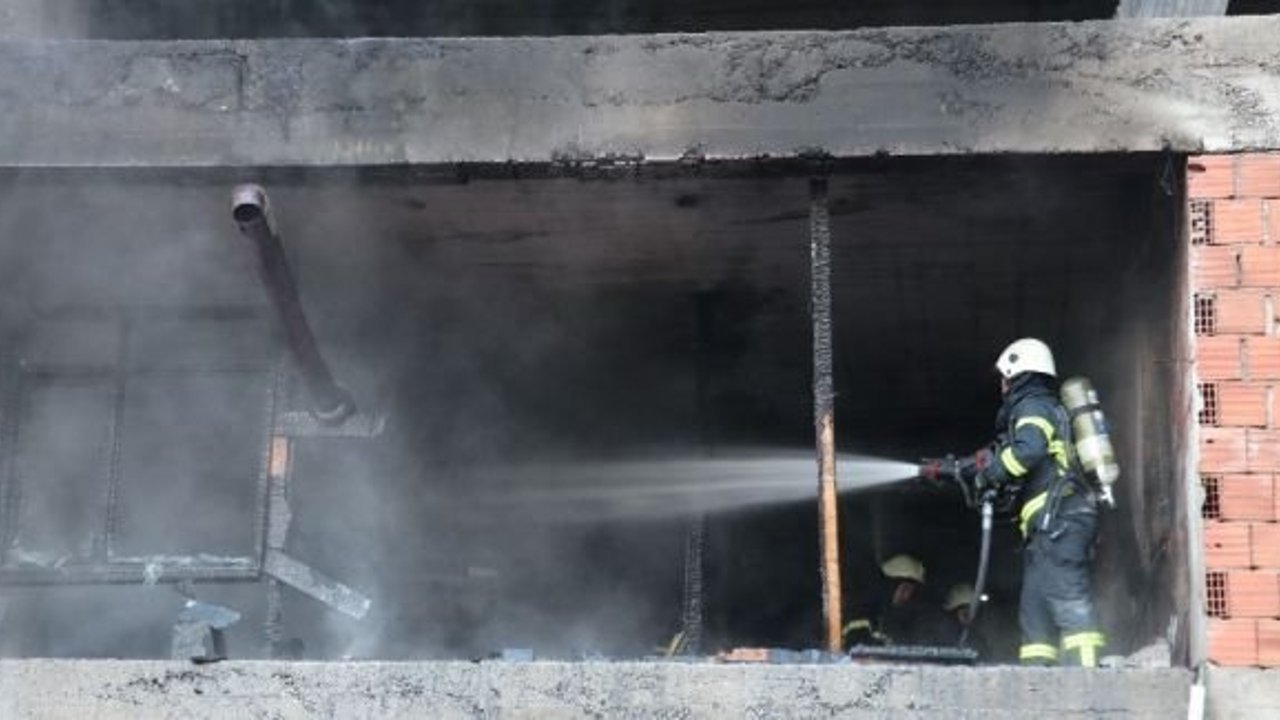 Boş bina çıkan yangında alev alev yandı