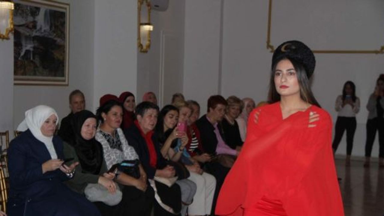 Bosnalı misafirler yöresel kıyafetler defilesini ilgiyle izledi