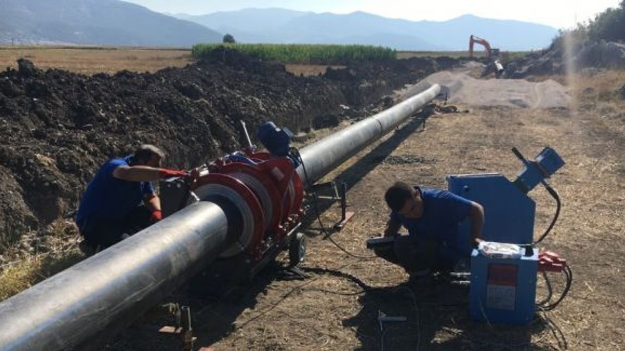 Bucak’ta taşıyıcı sulama borularında bakım ve onarım çalışmaları sürüyor