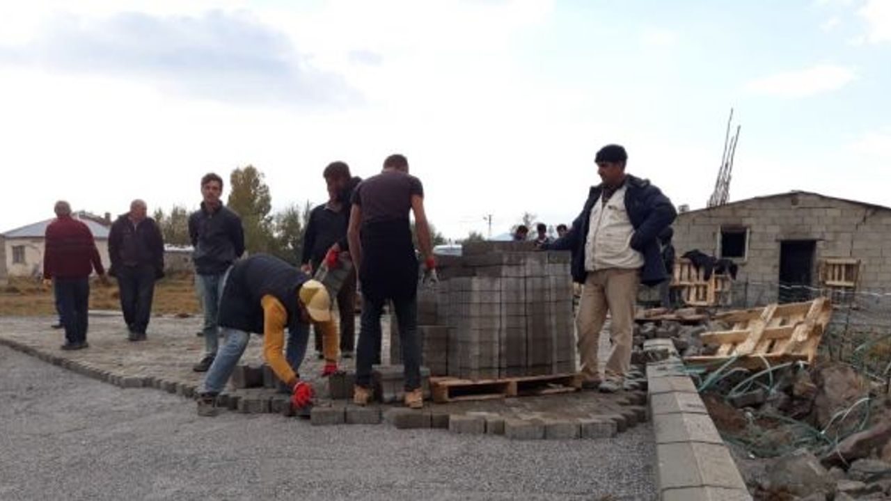 Çaldıran’da 370 nüfuslu mezraya bordürlü kilitli parke taşı döşeniyor
