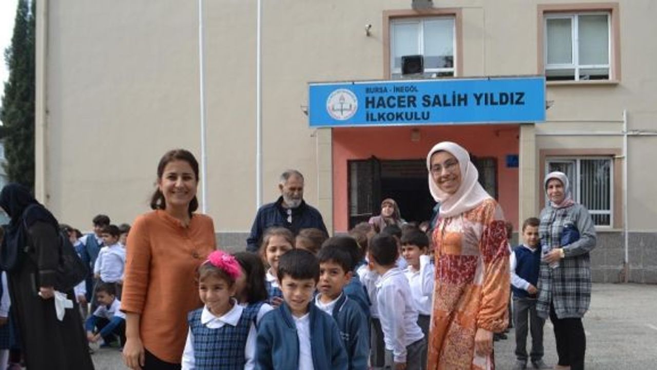 Dedeler ve nineler torunlarıyla okul bahçesinde oyun oynadı
