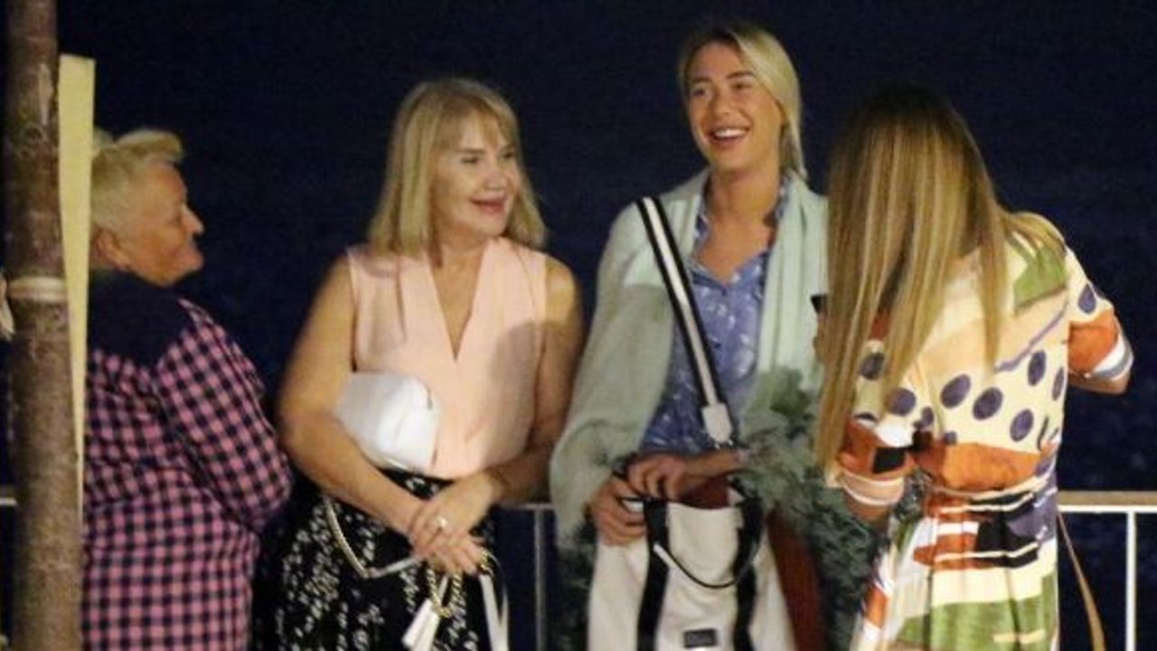 Din görevlisinden nişanlısına Rus turistlerin arasında evlilik teklifi