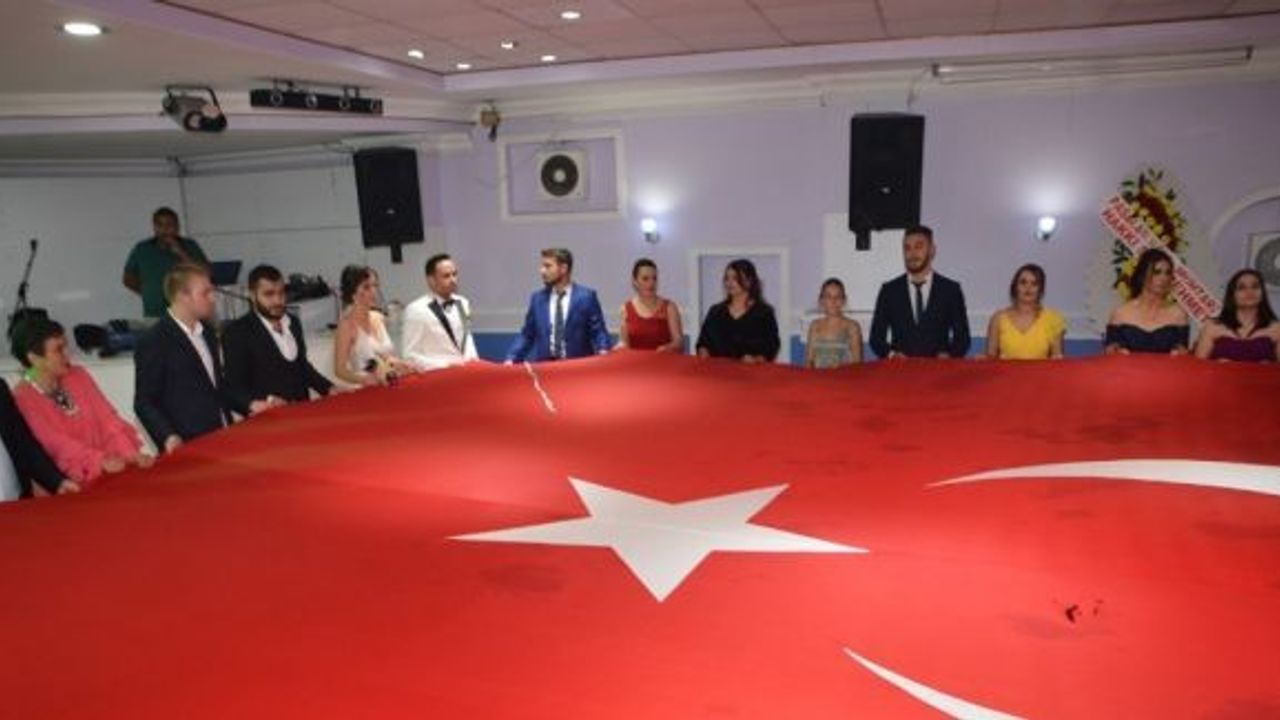 Düğünde açılan dev Türk Bayrağı davetlileri duygulandırdı