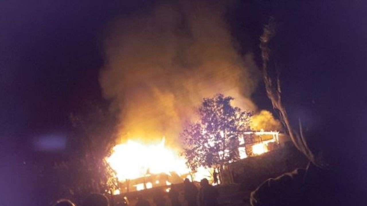 Elektrik kontağından çıkan yangın 2 evi kül etti