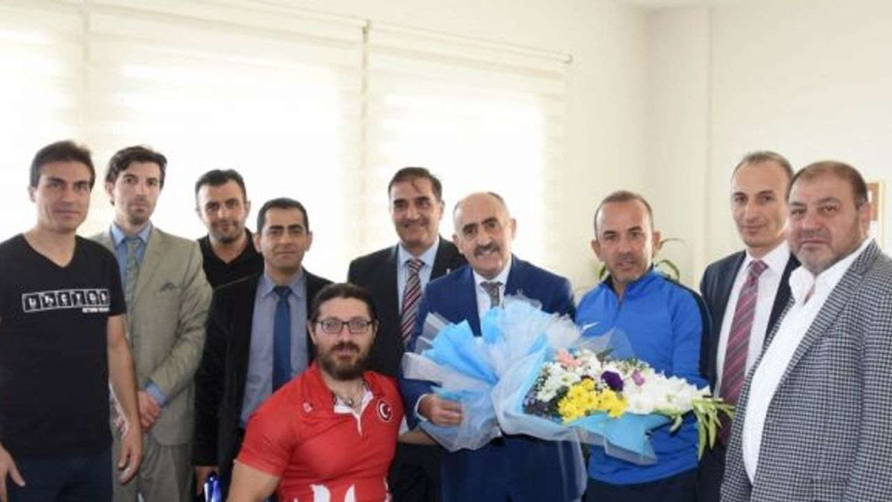 Erzurum Kent Konseyi’nden B.B. Erzurumspor Teknik Direktörü Özdilek’e hayırlı olsun ziyareti