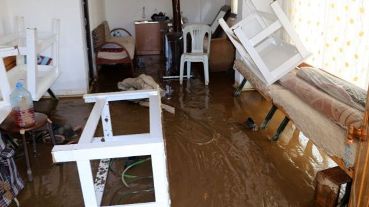 Erzurum’da atık su borusu tıkandı, zemin kattaki evi su bastı