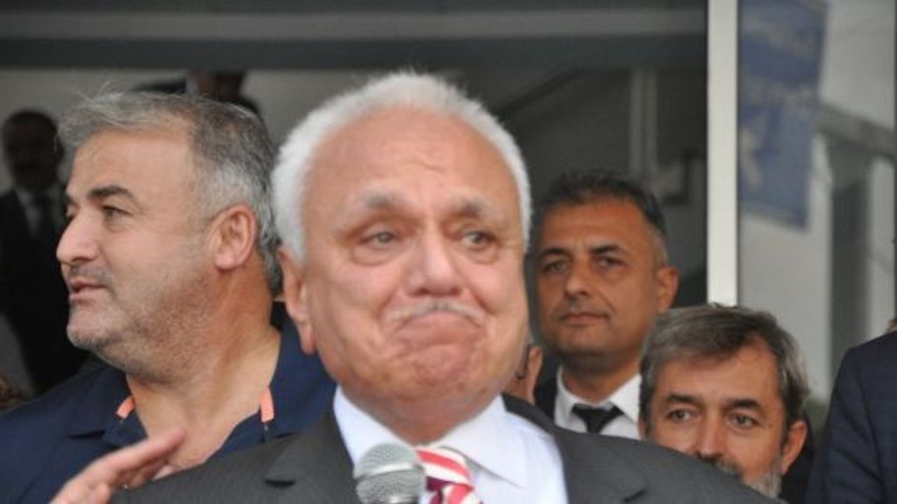 Eski Turizm Bakanı Atilla Koç, gözyaşlarını tutamadı