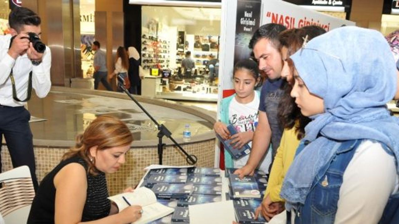 Gamze Erden’in imza günü ve paneli büyük ilgi