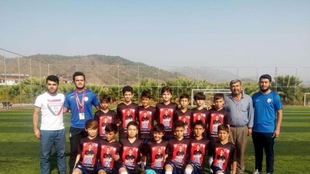 Genç futbolcular trafik kazasında hayatını kaybeden antrenörünü unutmadı