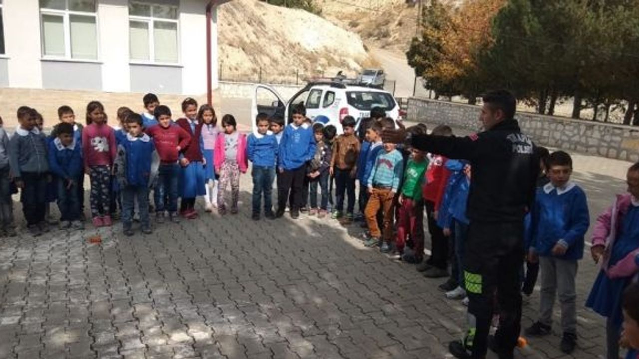 Gürün’de polisten öğrencilere trafik eğitimi