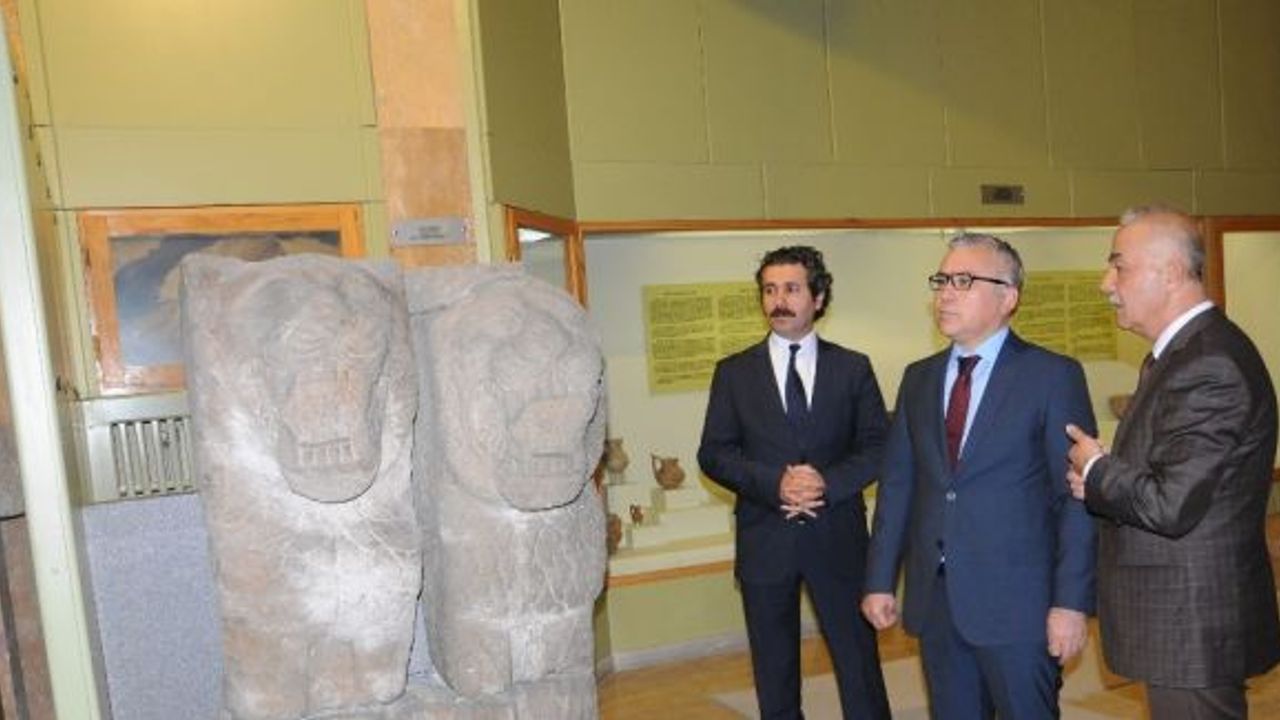 İki şehri birbirine düşüren "Çift Aslan" heykeli Niğde’de