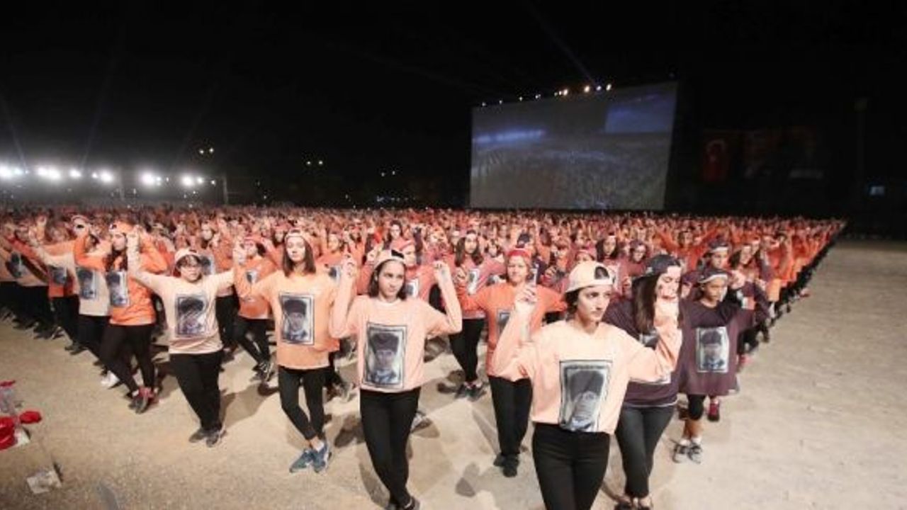 İzmir’de 6 bin kişi zeybek oynadı, Atatürk figürü oluşturdu