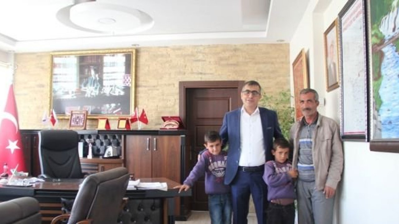 Kaymakam Yücel, okula gitmek istemeyen çocukları ikna etti